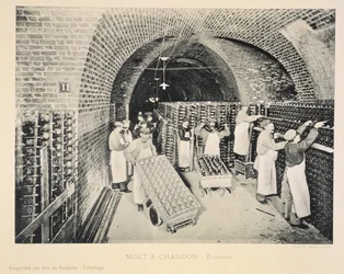 Skladování vín v lahvích ve stojanu, z „La France Vinicole“, vydané Moet und Chandon, Epernay (fotolitho)
